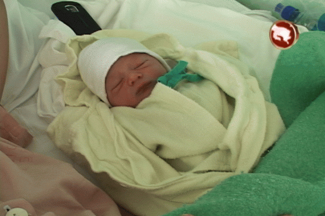 Este es el primer niño que nació. Este es el primer niño que nació.