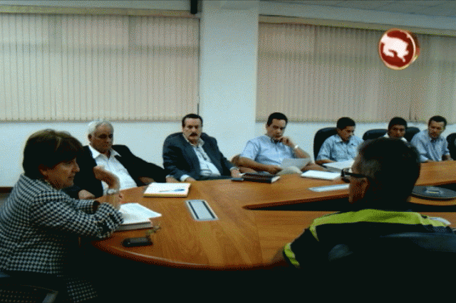 Se reunieron con los productores. Se reunieron con los productores.