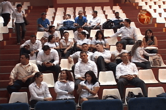 Funcionarios durante la sesión. Funcionarios durante la sesión.