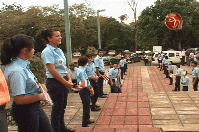 Estudiantes recibieron a la Embajadora.