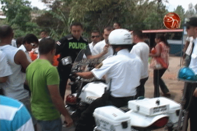 No permitían salida del oficial de Tránsito. No permitían salida del oficial de Tránsito.