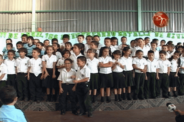 Estudiantes cantaron alusivos a la fecha. Estudiantes cantaron alusivos a la fecha.