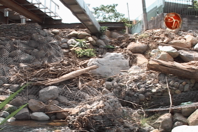 El muro está dañado en algunas partes. El muro está dañado en algunas partes.