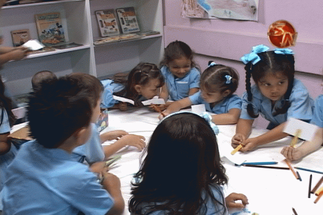Estudiantes disfrutaron de los libros. Estudiantes disfrutaron de los libros.