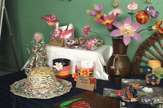 Manualidades a base de materiales reciclados. Manualidades a base de materiales reciclados.