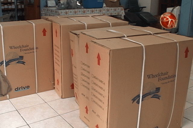 Las sillas de ruedas fueron entregadas en cajas. Las sillas de ruedas fueron entregadas en cajas.