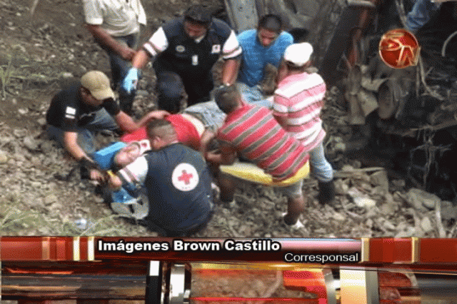 Los rescatistas lo sacaron del lugar. Los rescatistas lo sacaron del lugar.
