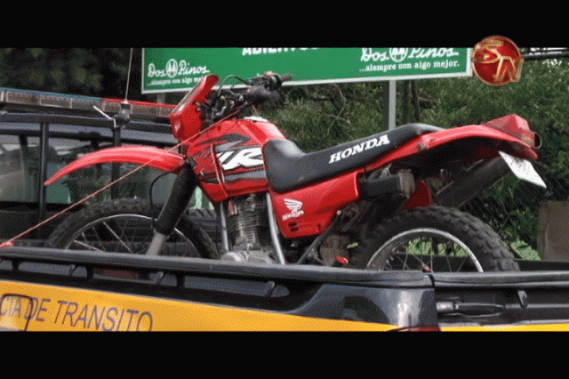 La Policía de Tránsito decomisó la motocicleta. La Policía de Tránsito decomisó la motocicleta.