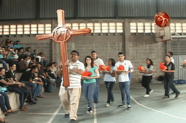 Jóvenes participaron en la celebración. Jóvenes participaron en la celebración.