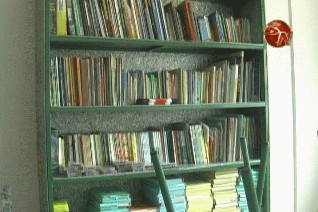 Esta biblioteca es a base de material reciclado. Esta biblioteca es a base de material reciclado.