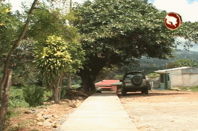 Va avanzada la construcción de la acera. Va avanzada la construcción de la acera.