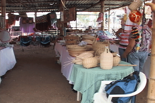 Exponen y venden sus artículos. Exponen y venden sus artículos.