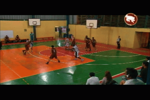 Juegan en el Polideportivo. Juegan en el Polideportivo.