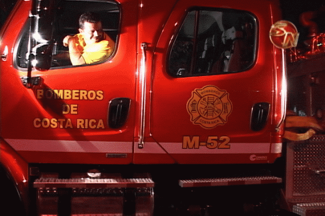 Los bomberos apagaron el fuego.