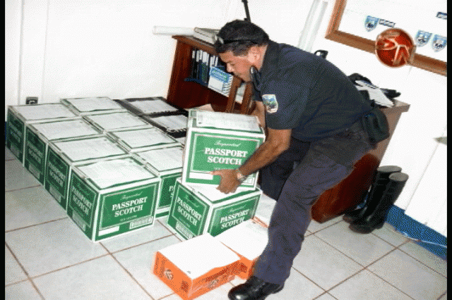 Decomisaron 17 cajas con licor. Decomisaron 17 cajas con licor.