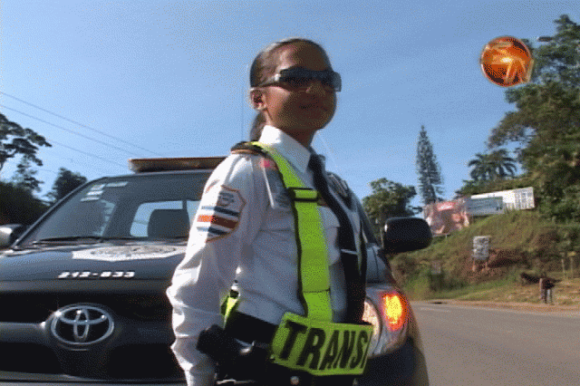 Denia Madrigal, oficial de Tránsito. Denia Madrigal, oficial de Tránsito.