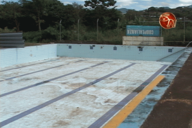 El agua se estanca en la piscina. El agua se estanca en la piscina.