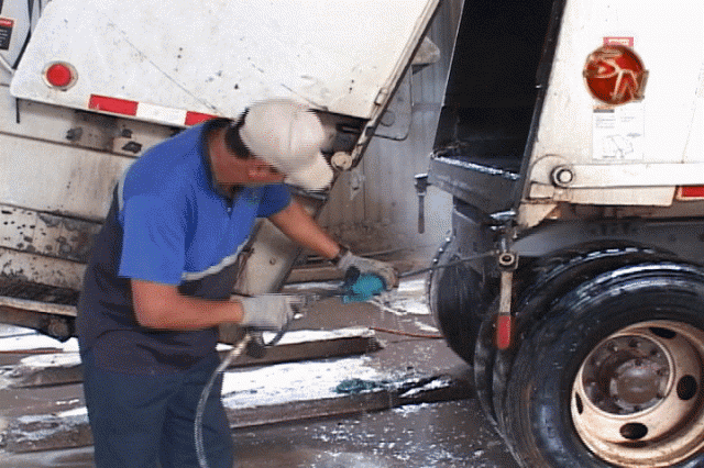 Los camiones se lavan. Los camiones se lavan.