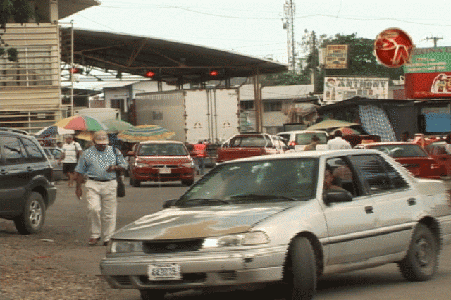 Tratan el tema del contrabando en la frontera. Tratan el tema del contrabando en la frontera.