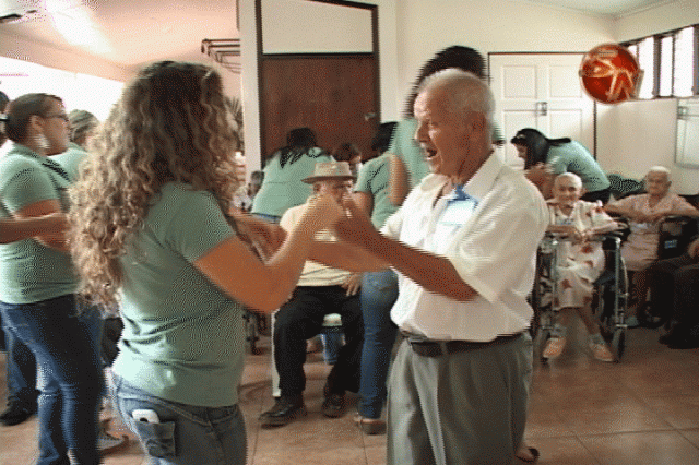 Jóvenes disfrutaron con los inquilinos del hogar. Jóvenes disfrutaron con los inquilinos del hogar.