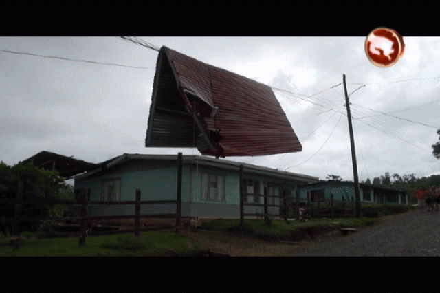 Techo quedó sobre el cableado eléctrico. Techo quedó sobre el cableado eléctrico.