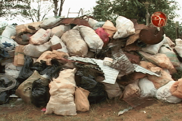 Recogieron gran cantidad de basura. Recogieron gran cantidad de basura.