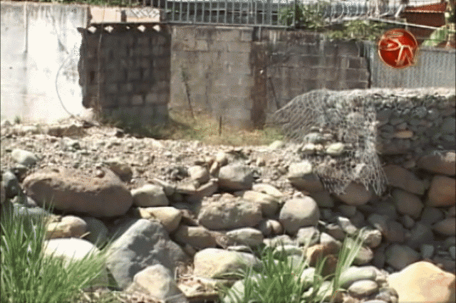 El muro está deteriorado en algunos sectores. El muro está deteriorado en algunos sectores.