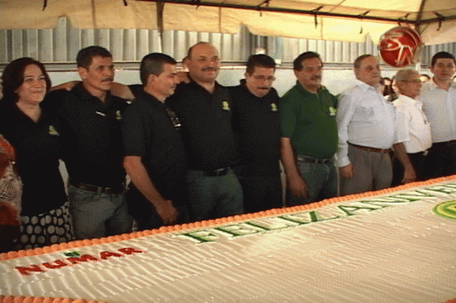 El queque de celebración medía 5 metros y medio. El queque de celebración medía 5 metros y medio.