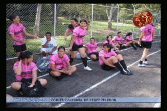 Hay partidos de futbol femenino.