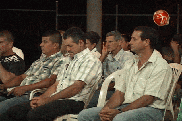 Vecinos en la sesión. Vecinos en la sesión.