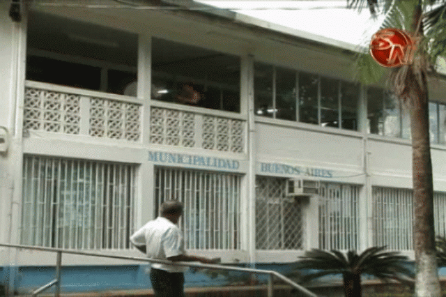 Una audiencia será en la municipalidad. Una audiencia será en la municipalidad.