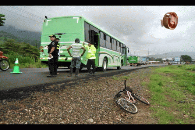 La bicicleta quedó a un lado de la vía. La bicicleta quedó a un lado de la vía.