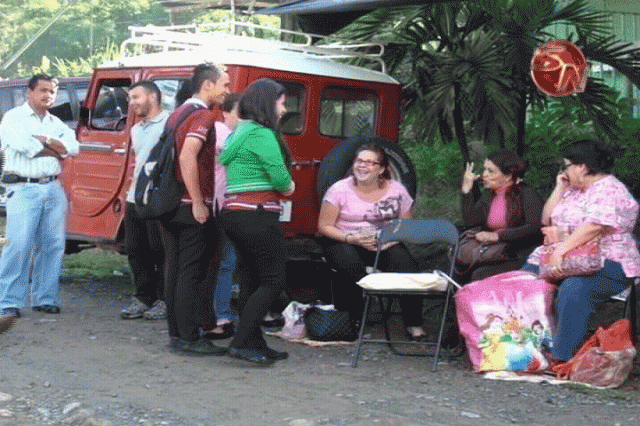 Padres, alumnos y profesores bloqueron el paso. Padres, alumnos y profesores bloqueron el paso.