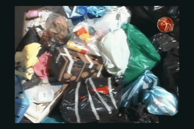 Reciben materiales reciclables. Reciben materiales reciclables.