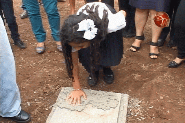 Colocaron la primera piedra. Colocaron la primera piedra.