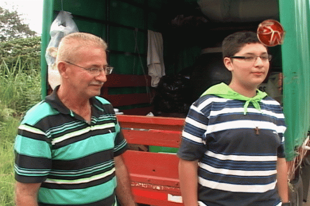 Moisés junto a su hijo. Moisés junto a su hijo.