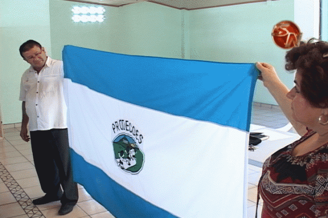 Presentaron la nueva bandera. Presentaron la nueva bandera.