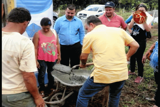 Colocaron la primera piedra. Colocaron la primera piedra.