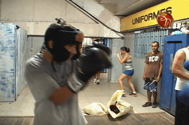 Jóvenes que practican el boxeo.