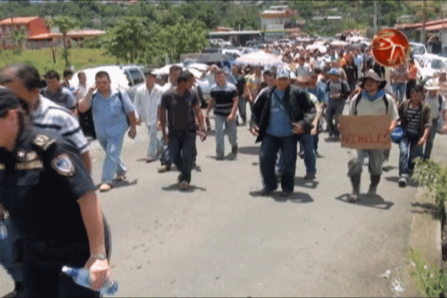 Siguen en manifestación. Siguen en manifestación.