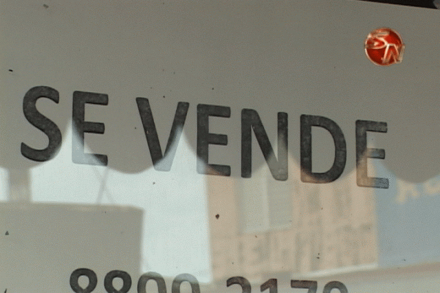 Algunos comercios tienen el rótulo de se vende. Algunos comercios tienen el rótulo de se vende.