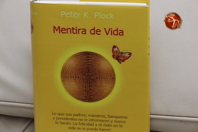 Escribió su primer libro. Escribió su primer libro.