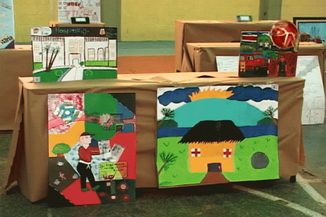 Los estudiantes exponen sus obras sobre tributos. Los estudiantes exponen sus obras sobre tributos.