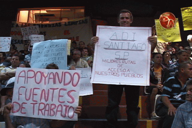 Llegaron decenas de vecinos a la sesión. Llegaron decenas de vecinos a la sesión.