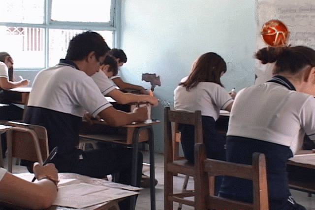 Estudiantes haciendo las pruebas.