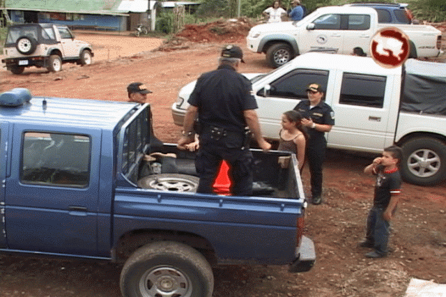 Fuerza Pública ayudó a recolectar basura. Fuerza Pública ayudó a recolectar basura.