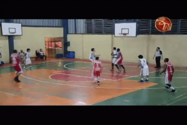 Juegan en casa. Juegan en casa.