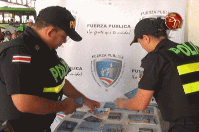 Los oficiales brindan información. Los oficiales brindan información.