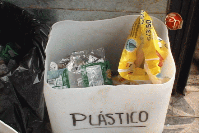 Separan los materiales. Separan los materiales.