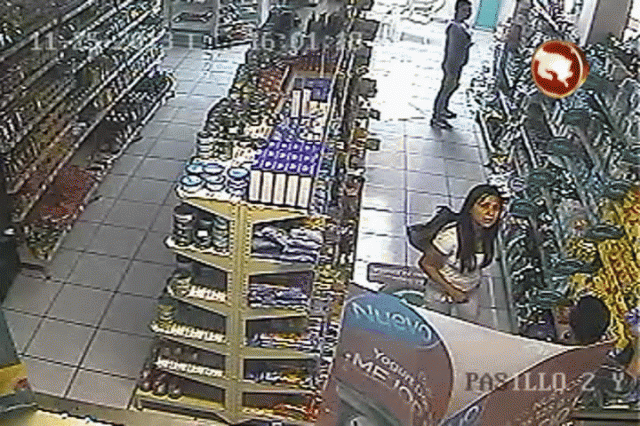 La mujer que ve a la cámara, es sospechosa. La mujer que ve a la cámara, es sospechosa.